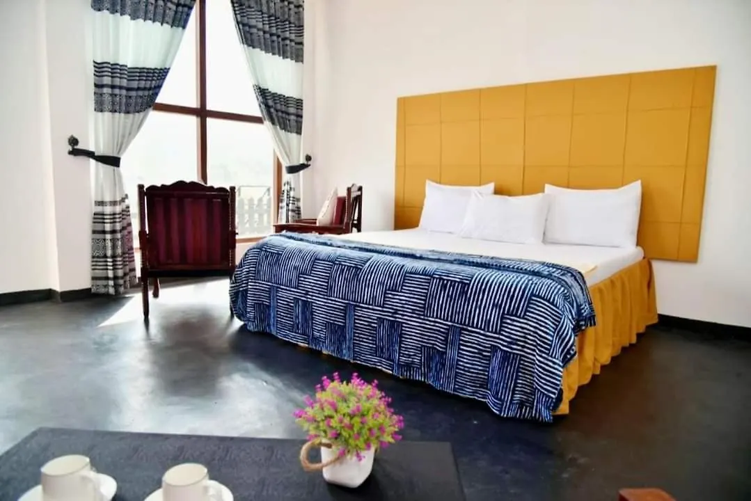 Shiny Cot Double Room With Garden View Nuwara Eliya