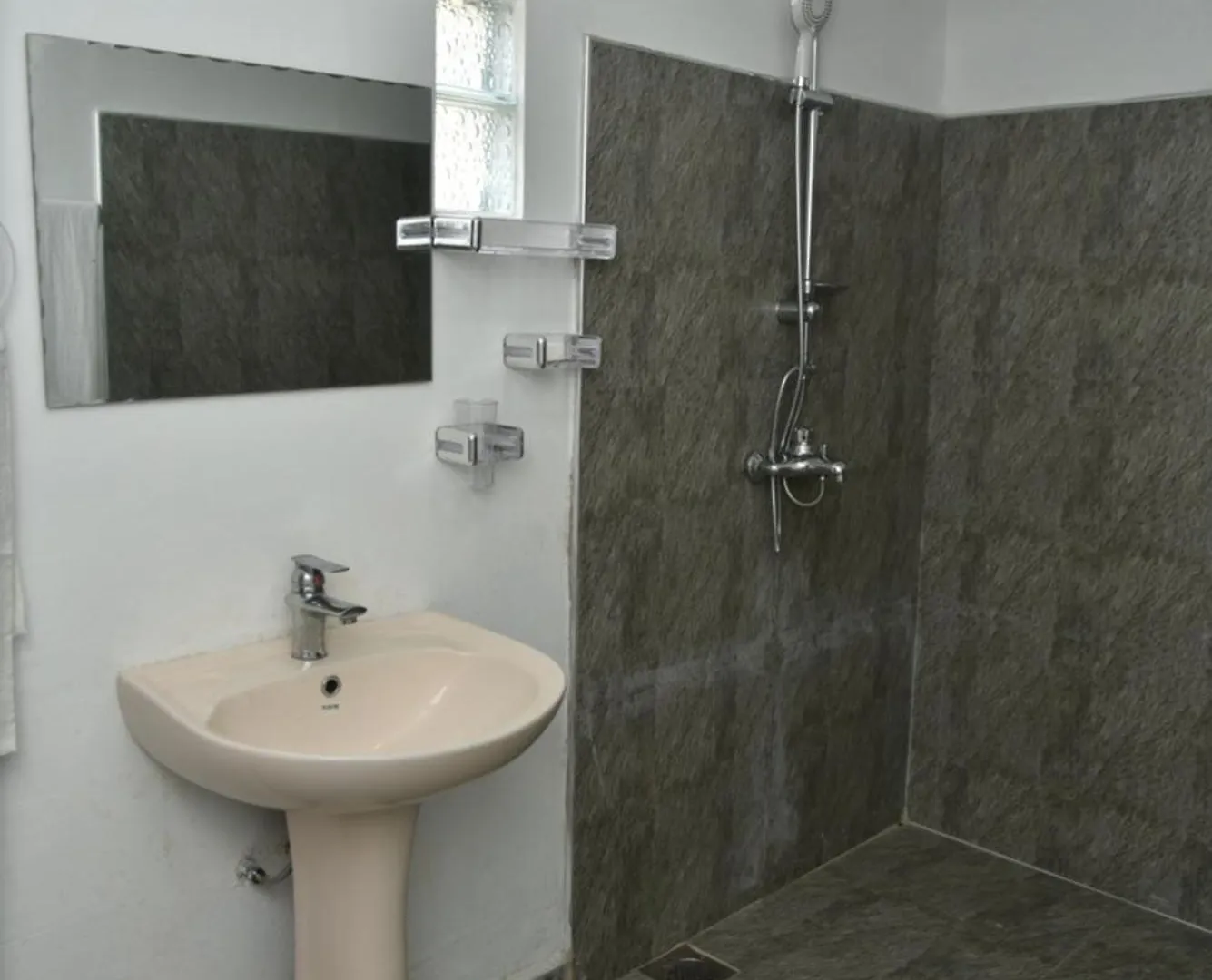 Shiny Cot Double Room With Garden View Nuwara Eliya Guest house